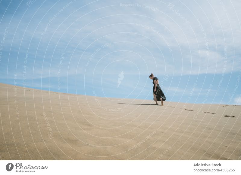 Frau im Kleid geht auf Sanddünen wüst Düne trocken heiß Harmonie elegant exotisch Freiheit Gelassenheit Umwelt Barfuß Hügel erkunden erwärmen Sonnenlicht Dürre