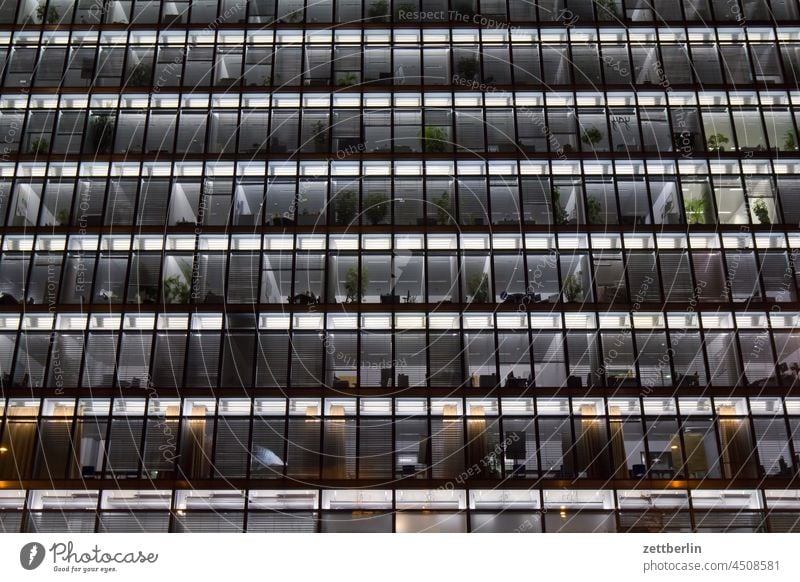 Bürohausfassade abend architektur berlin büro city deutschland dämmerung froschperspektive hauptstadt himmel hochhaus innenstadt mitte modern neubau platz