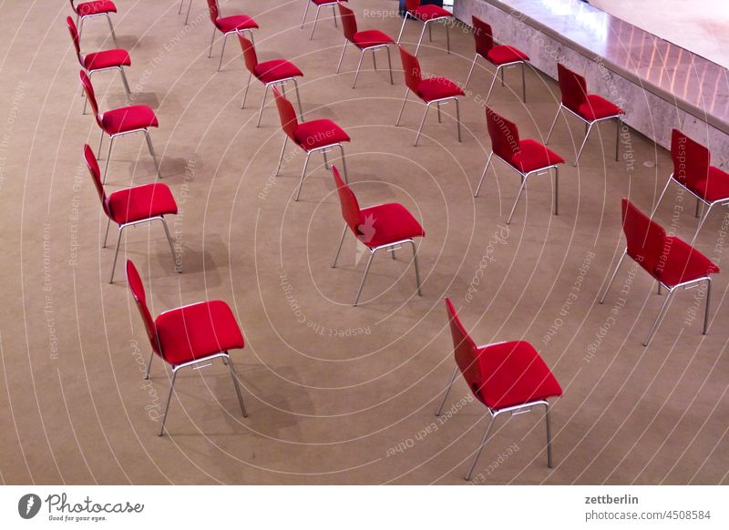 Stühle stuhl stühle sitz sitzgelegenheit reihe stuhlkreis versammlung meeting stehen raum zimmer stapelstuhl sitzung saal versammlungsraum leer menschenleer