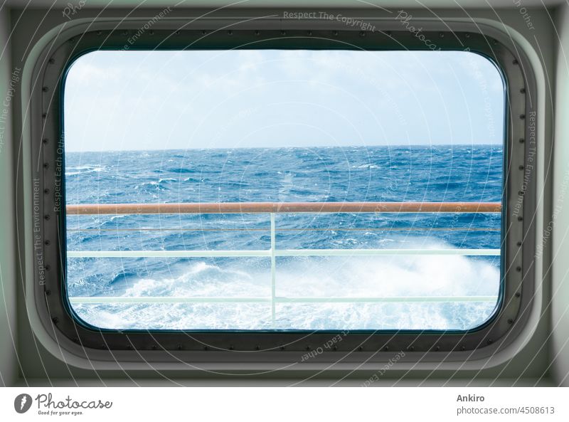 Blick aus einem Kabinenfenster eines Kreuzfahrtschiffes auf die stürmische See Fenster Atlantik Meereswellen Ozean-Horizont Geplätscher wild dramatisch Wellen