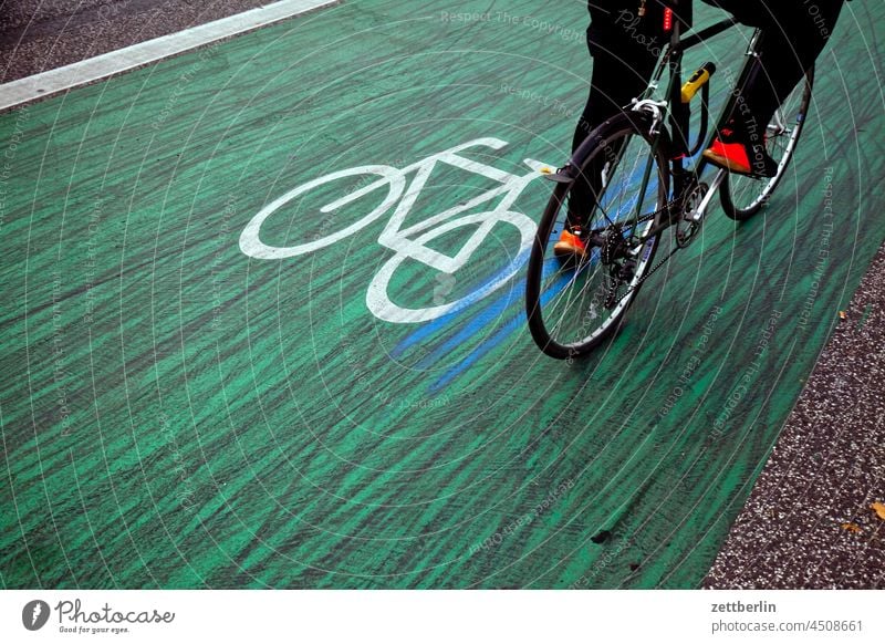 Fahrrad auf dem Fahrradweg abbiegen asphalt ecke fahrbahnmarkierung fahrrad fahrradweg hauptstraße hinweis kante kurve linie navi navigation orientierung