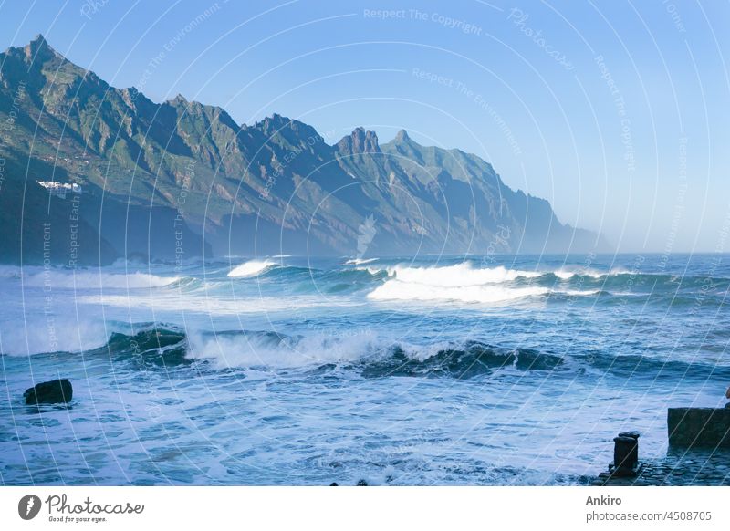 Der stürmische Atlantik am Playa del Roque de las Bodegas auf Teneriffa, Spanien Meer Wasser Unwetter Wellen atlantisch Strand Spray schäumen Brandung MEER