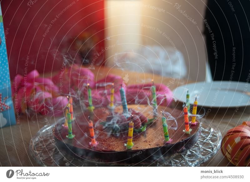 Geburtstagskuchen Kerzen auspusten Feste & Feiern Freude Happy Birthday Kuchen Innenaufnahme Geburtstagstorte Backwaren Teigwaren Kaffeetrinken süß lecker