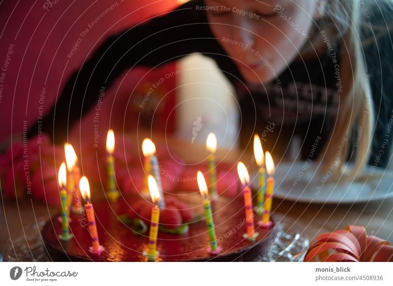 Party Geburtstagskuchen Kerzen auspusten Feste & Feiern Freude Happy Birthday Kuchen Innenaufnahme Geburtstagstorte Backwaren Teigwaren Kaffeetrinken süß lecker