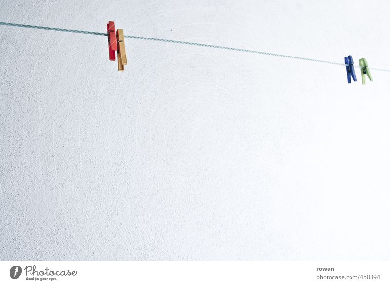 aufhänger Häusliches Leben mehrfarbig Wäscheklammern trocknen Wäscheleine hängen Klammer Farbfoto Außenaufnahme Menschenleer Textfreiraum links