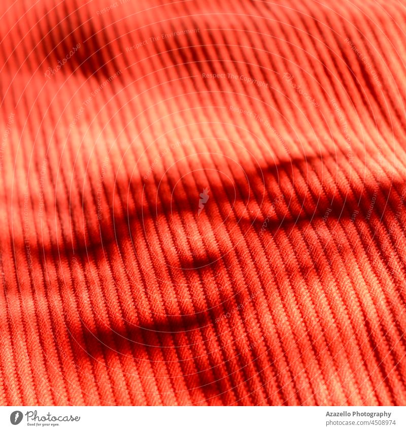 Rotes Tuch Hintergrund mit harten Schatten. Roter Vorhang Textur. abstrakt Tasche Leinwand abschließen Nahaufnahme Stoff Kleidung Bekleidung Farbe farbenfroh