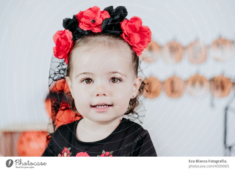 Porträt der schönen einjährigen kaukasischen Mädchen in Halloween-Kostüm zu Hause mit Halloween-Dekoration, Lifestyle drinnen. Halloween-Party-Konzept. Tracht