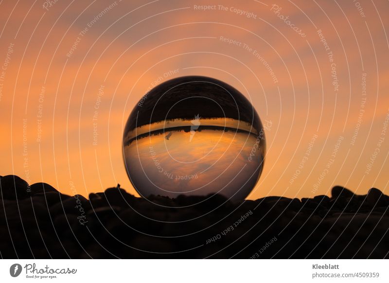 Glaskugelfotografie - Goldenes Licht - Sonnenuntergang - Wolkenspiegelung glaskugelfoto glaskugelbild goldene stunde wolkenspiegelung Außenaufnahme