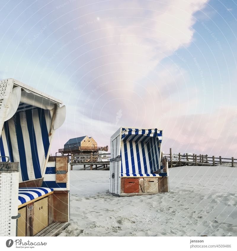 Strandkörbe und ein neuer Pfahlbau am Strand von St. Peter-Ording Nordfriesland Schleswig-Holstein Strandkorb Nordsee Sand Erholung Tourismus
