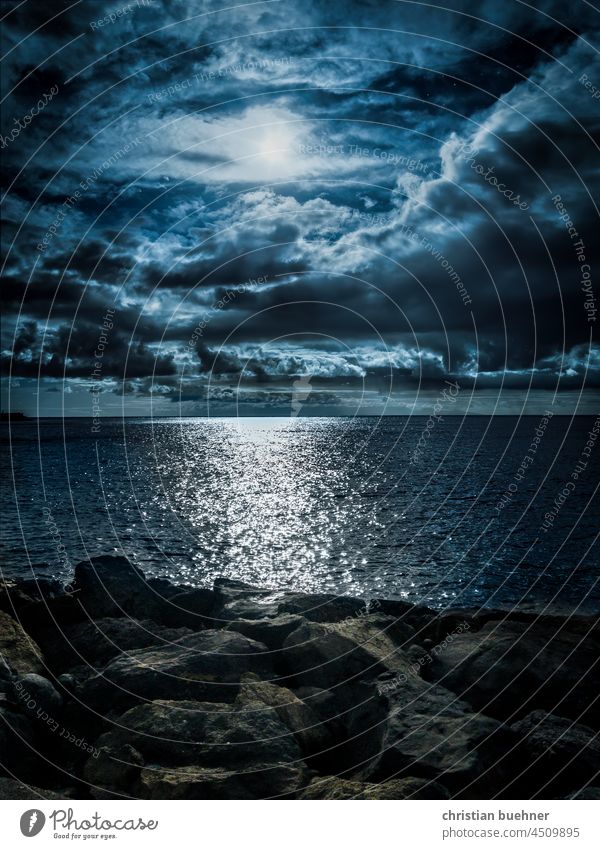 mystische Tag zu Nacht Strandaufnahme Nachtaufnahme Strang mond wolken Meer Steine Felsen zur Nacht sagen glitzermeer Lichtpunkte dramatisch entspannt Natur