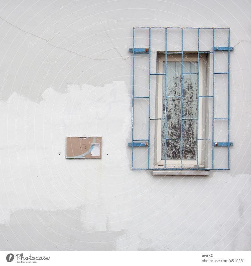 Aussichtslos Fenster Haus Gebäude Bauwerk leerstehend vergittert schäbig Gitter verlassen Zahn der Zeit Strukturen & Formen Außenaufnahme Farbfoto Mauer Wand