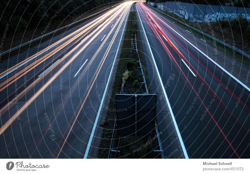 Bahnlichtlinien Verkehr Verkehrswege Autofahren Autobahn Geschwindigkeit Rücklicht Lichterscheinung Lichteffekt Farbfoto Außenaufnahme Menschenleer Abend