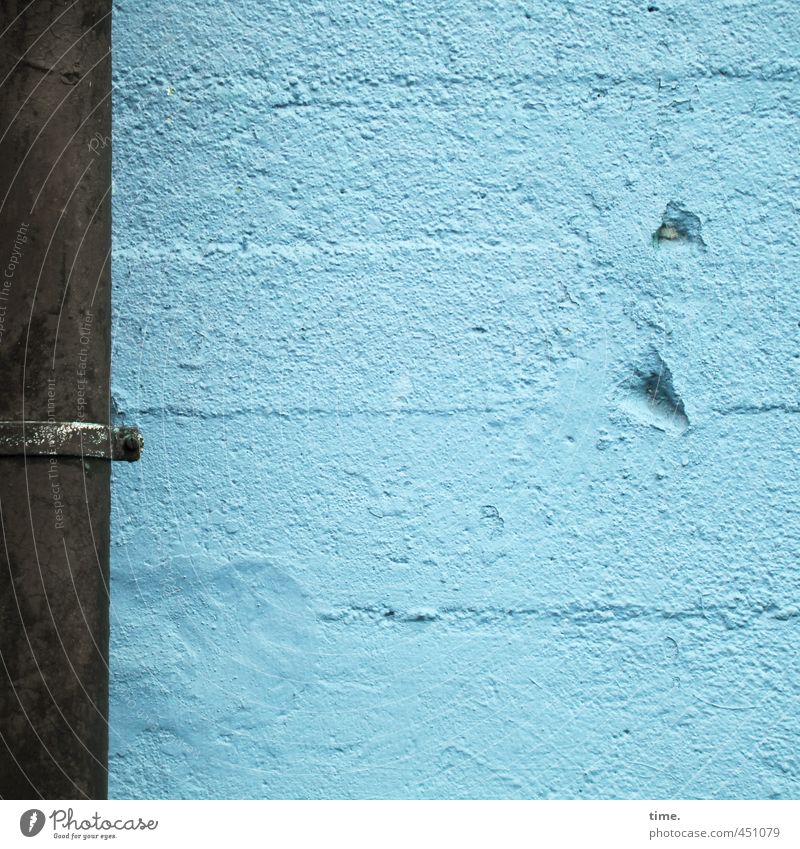 Mauer | Einschläge Bauwerk Gebäude Architektur Bunker Beton Betonwand Wand Fassade Regenrohr alt bedrohlich dick historisch muskulös stark Stadt blau Krieg