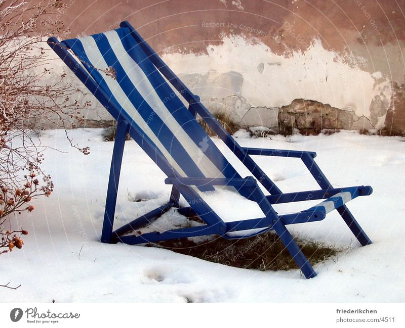 Liegestuhl im Schnee II Tag Winter Fensterladen Haus Wand blau Streifen Tauwetter Wetter Stimmung Schneelandschaft Garten Park