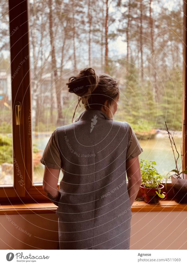 Junge Frau am Fenster Sicht Natur grün Suppengrün See Mädchen Fenstersims Einsamkeit einsam nachdenklich Gedanken Frühling allein