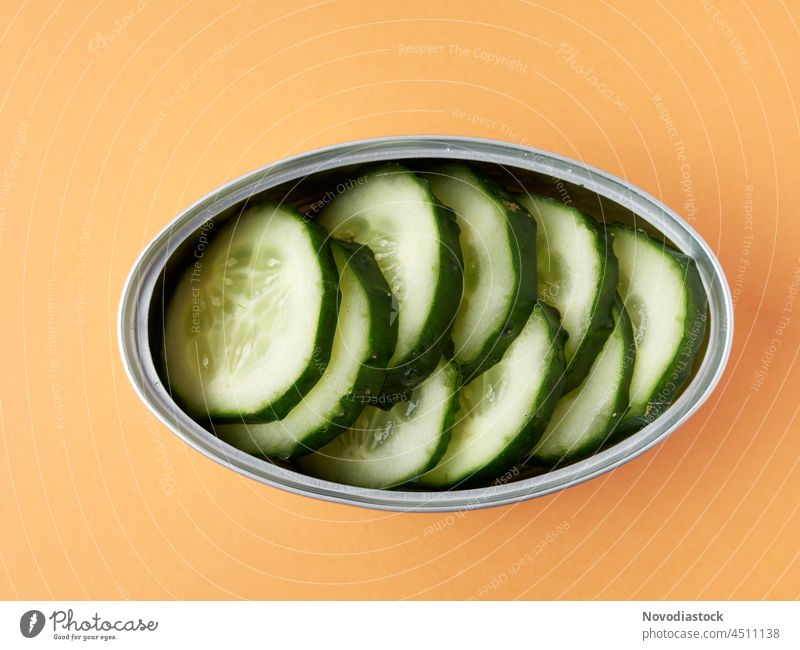 Dose mit frischen Gurkenscheiben, isoliert, mit Kopierraum Salatgurke konserviert Dosennahrung Büchse Scheiben Gemüse Gesundheit gesunde Ernährung