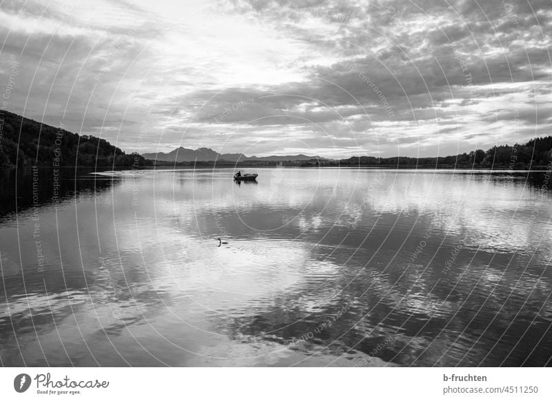 einzelnes Fischerboot am See Wasser Spiegelung Wolken Morgenstimmung Natur Reflexion & Spiegelung Himmel Landschaft ruhig Idylle Wasseroberfläche Boot