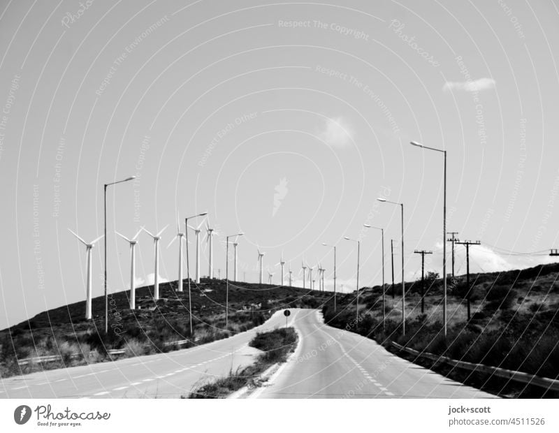 von Lepouron nach Karystou 345 00 Distos Landschaft Menschenleer Verkehrswege Schwarzweißfoto Windkraftanlage Erneuerbare Energie Himmel Hügel Euböa