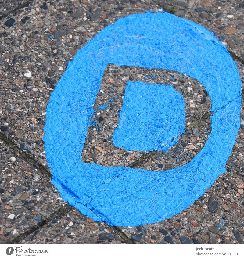 #Buchstabe #D #Bürgersteig #imQuadrat Schablonenschrift Typographie Detailaufnahme Straßenkunst Farbe blau Bodenplatten Farbauftrag Hintergrund neutral