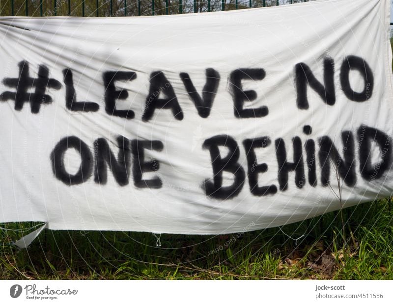 #LEAVE NO ONE BEHIND Hashtag niemanden zurücklassen Wort Schriftzeichen schreibend Mitteilung Schilder & Markierungen selbstgemacht Flucht Englisch