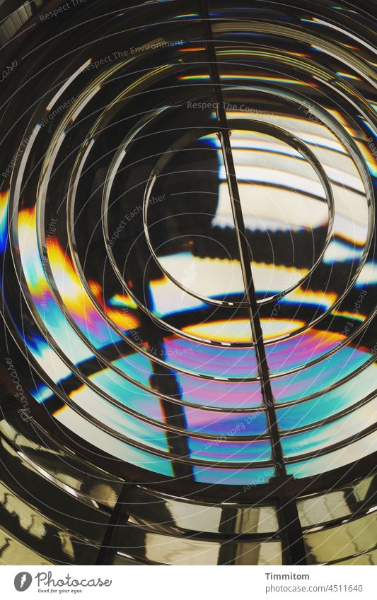 Fresnel-Linse auf Leuchtturm Fresnellinse Optik Leuchtfeueroptik Kreise Spiegelung glänzend Lichtbrechung spektral Glas Nahaufnahme Reflexion & Spiegelung