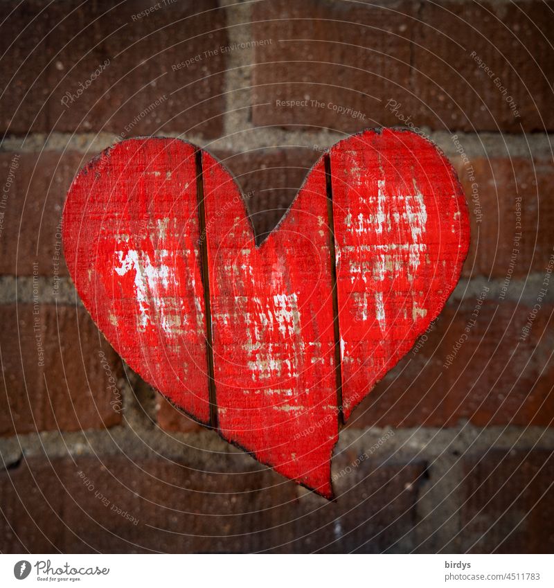 rotes Herz aus Holz vor einer Backsteinwand Liebe Verliebtheit Symbol positiv formatfüllend Liebesbekundung Liebesgruß herzförmig Liebesherz Liebeserklärung