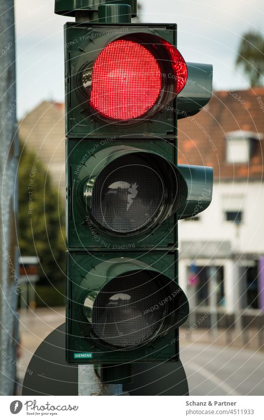 die Ampel steht auf rot Rotlicht Verkehrszeichen Lichtsignalanlage verboten stehen bleiben Stop Straßenverkehr Verkehrswege Stadt Farbfoto Außenaufnahme