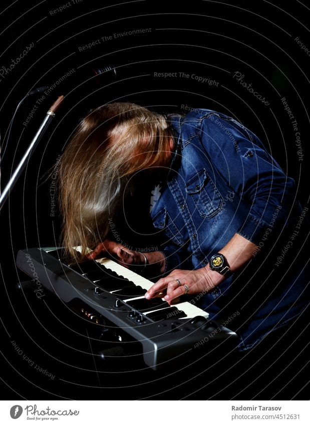 älterer Mann mit langen grauen Haaren spielt auf den Tasten spielen Instrument Klavier Musik lange Haare Schauplatz Musical alt Musiker Kunst Person Keyboard