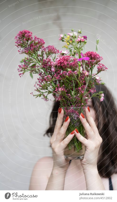 Frau hält Blumenstrauß vor ihr Gesicht Frühling schön Pflanze Blüte Farbfoto Blühend Tag Dekoration & Verzierung rosa Sommer Natur pink weiblich süß lieb