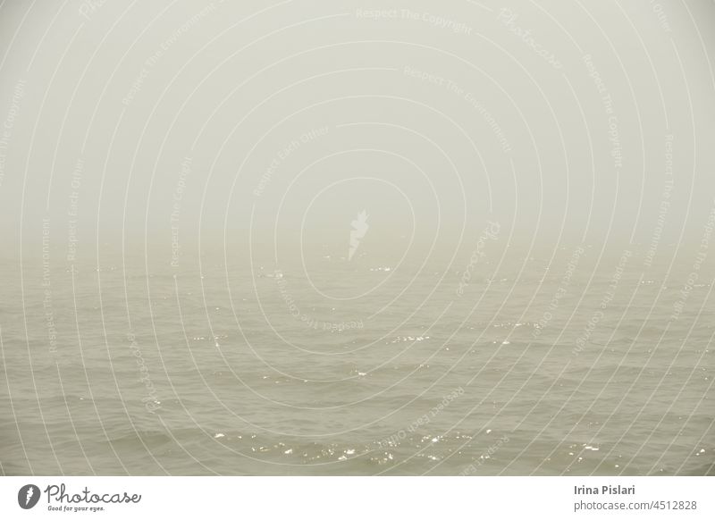 Das Meer im Nebel. Die Linie des Horizonts, die sich im Nebel auflöst. Irische See im Nebel. Nebliges Wetter Atmosphäre Herbst Hintergrund schön Schönheit