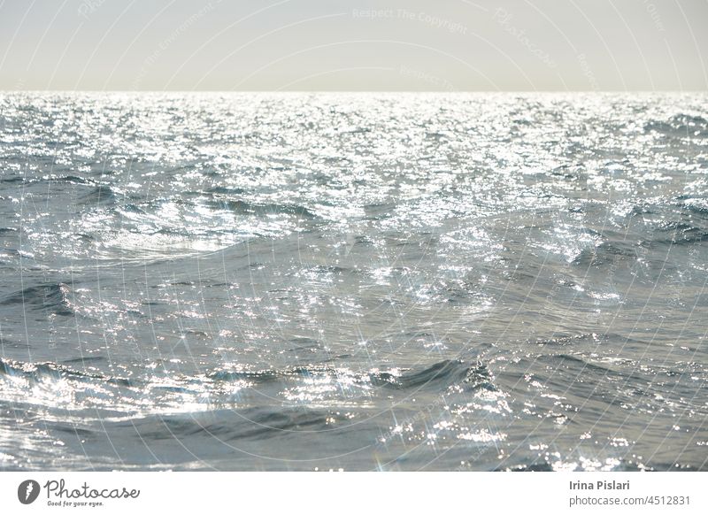 Horizont Meer mit Wellen nach Sturm. Wunderkerze im Wasser - Hintergrund. Meerwasser mit Sonne Blendung und Ripple. Kraftvolle und friedliche Natur Konzept.