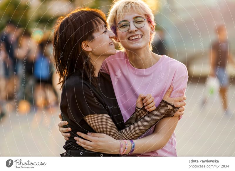 Junges geschlechtsloses Paar, das sich auf der Straße umarmt Homosexuelles Paar Liebe Zusammensein romantisch queer nicht-binär geschlechtsfluid lgbt