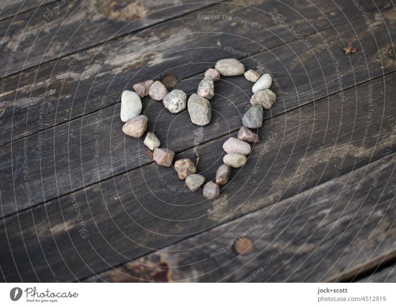 Herz aus kleinen Steinen Herz (Symbol) Steinchen Romantik holzlatten Zeichen Liebe Verliebtheit herzförmig Liebesbekundung Holzmaserung Oberflächenstruktur