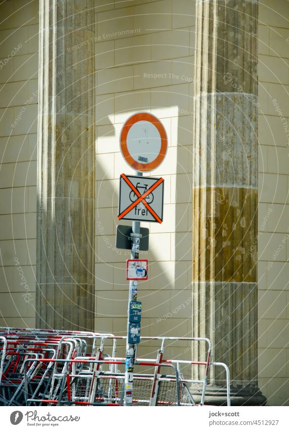 Schilder | Durchfahrt verboten, auch keine Fahrräder am Brandenburger Tor Pariser Platz Berlin Sehenswürdigkeit Verkehrszeichen Verbotsschild