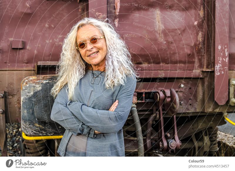 Ausdrucksstarke Frau in den 50er Jahren Spaß am Lachen Freude Frauen Brille expressiv Dame lockig Behaarung lang weiß Kaukasier Hand im Freien Lifestyle Make-up