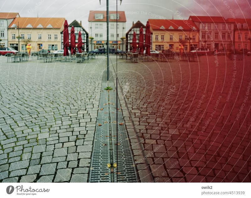 Rotverschiebung Reflexion & Spiegelung Spiegelbild Stadt Fensterscheibe Glaswand Häuser Altstadt Ribnitz-Damgarten Innenstadt Pflastersteine Häuserzeile Dächer