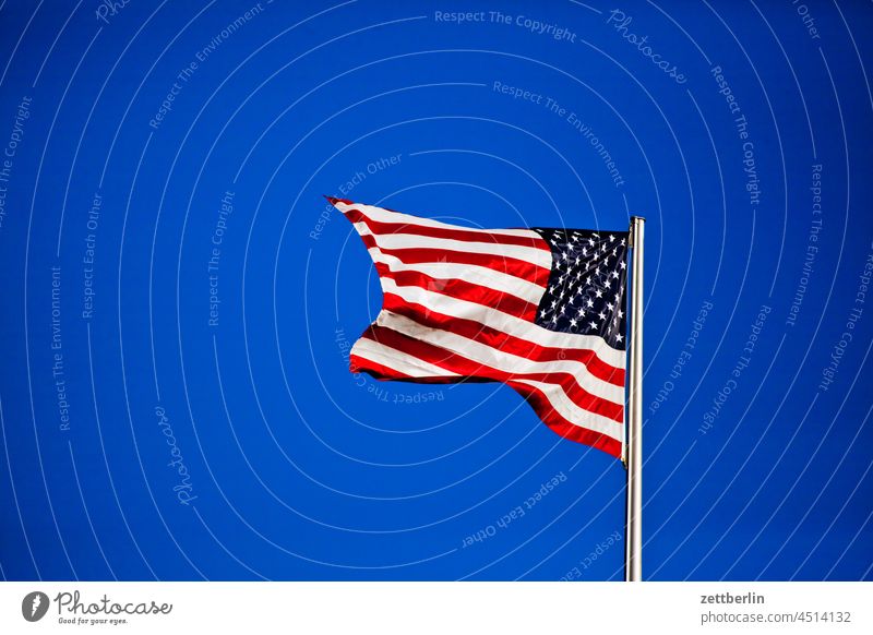 Sterne und Streifen amerika fahne fahnenmast flagge hoheitszeichen stars & stripes usa wehen wind vereinigte staaten von amerika himmel blau schönes wetter