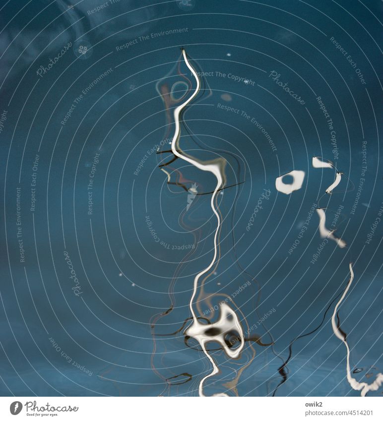 Unruheprovinz Wasserspiegelung abstrakt beweglich Wellenbewegung Himmel maritim unkenntlich Seile Masten Takelage blau türkis Linien bizarr Formen