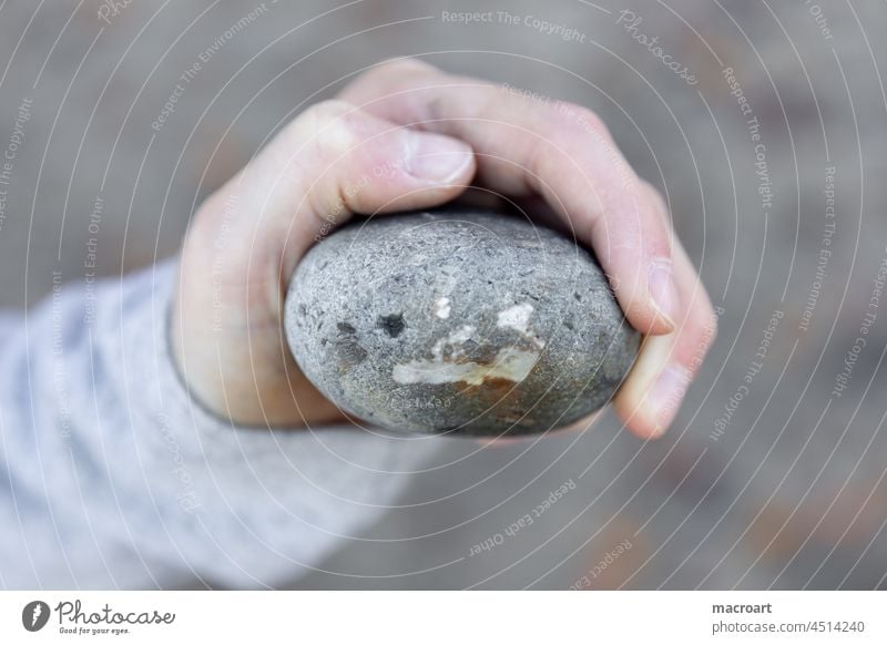 Kind hält Stein mit Gesicht  - Pareidolie gesicht stein kinderhand halten steingestein nahaufnahme makro Detail detailaufnahme finger klein smiley smily