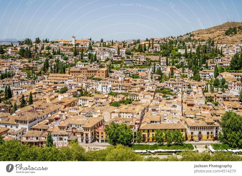 Stadtbild von Granada von der Alhambra-Palastanlage aus gesehen, Andalusien, Spanien Architektur urban Skyline Bäume grün orange Hügel Häuser typisch