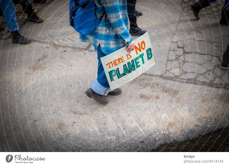 Demonstrant mit Schild "There is NO Planet B". Es gibt keinen zweiten Planeten Erde. Klimaschutzdemo Demonstration Klimawandel Kohleausstieg Erderwärmung
