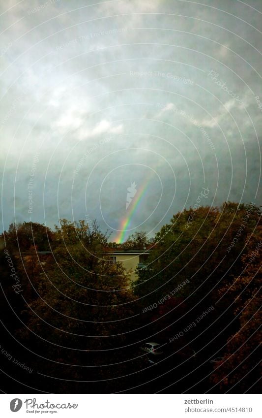 Unterer Teil eines Regenbogens abend altocumulus drohend dunkel dämmerung düster farbspektrum feierabend froschperspektive gewitter haufenwolke himmel
