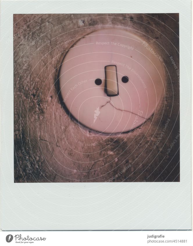 Trauriger Lichtschalter auf Polaroid Schalter Wand Elektrizität Gesicht Augen Nase Mund Riss kaputt defekt Einschalten ausschalten Putz Mauer