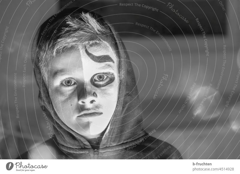 Kind mit Gesichtsbemalung, Helloween, Geist Maske Bemalung Porträt Karneval gruselig Halloween dunkel Schulkind Schwarzweißfoto Verkleidung Kapuzenpullover