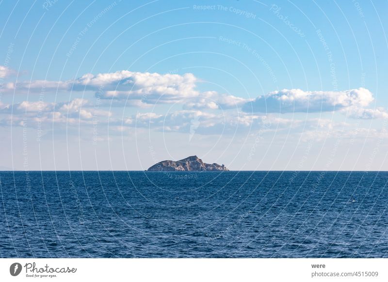 Die Insel Cerboli im Mittelmeer zwischen dem Hafen von Piombino und der Insel Elba unter blauem Himmel Frankreich Italien mediterran Portwein MEER Spanien