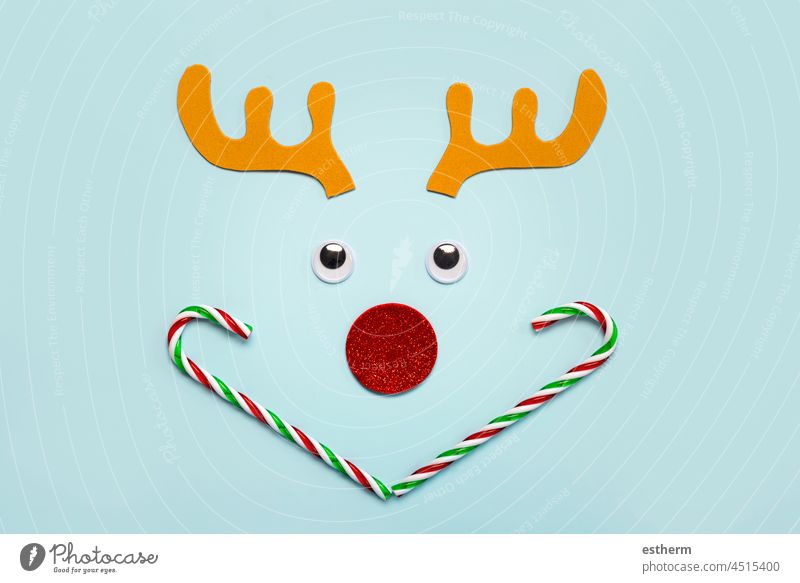 Fröhliche Weihnachten. Weihnachten Rudolph Rentier Hörner mit falschen Augen und gestreiften Zuckerstangen. Weihnachten Konzept Hintergrund Weihnachtsmann Spaß