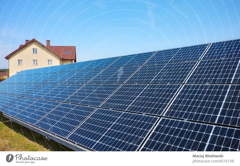 Sonnenkollektoren mit einem Haus im Hintergrund, selektiver Fokus. Panel heimwärts solar Öko Technik & Technologie blau Energie Photovoltaik alternativ