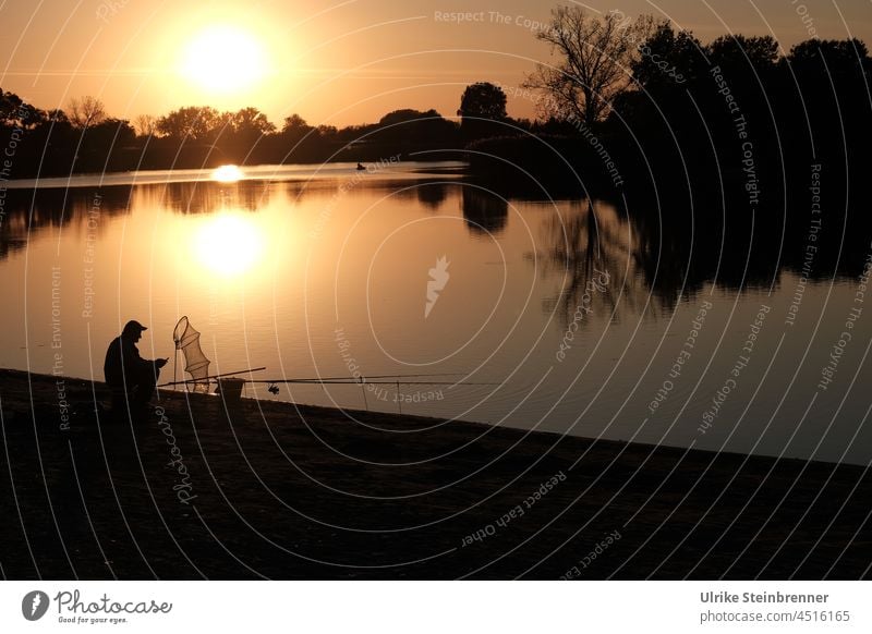 Einsamer Angler bei Sonnenuntergang am Szelid See in Ungarn Angeln Wasser Fischer Seeufer Natur Szelidsee Freizeit & Hobby Angelrute Fischereiwirtschaft fangen