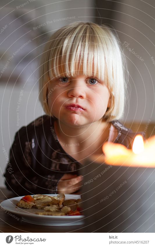 Mir schmeckt's. Kind Mädchen Porträt Kleinkind 1-3 Jahre Blick Blick in die Kamera Kindheit Gesicht Essen Kerze Licht Mahlzeit nachdenklich fragend vertieft