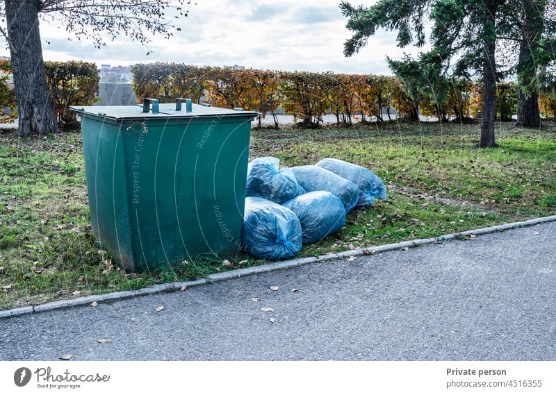 Müllcontainer und großer Haufen Müll in blauen Säcken im Park Entfernung Trödel Tasche Taschen Behälter Gebäude Sauberkeit Konstruktion Bauschutt Trümmer